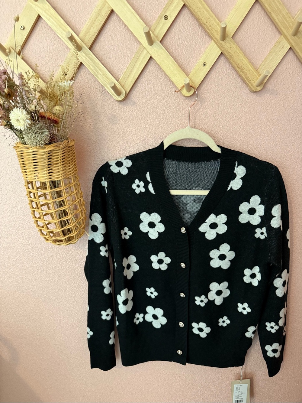 💕NWT Black and White Daisy Button-Front Women's Sweater Cardigan - Picture 5 of 5